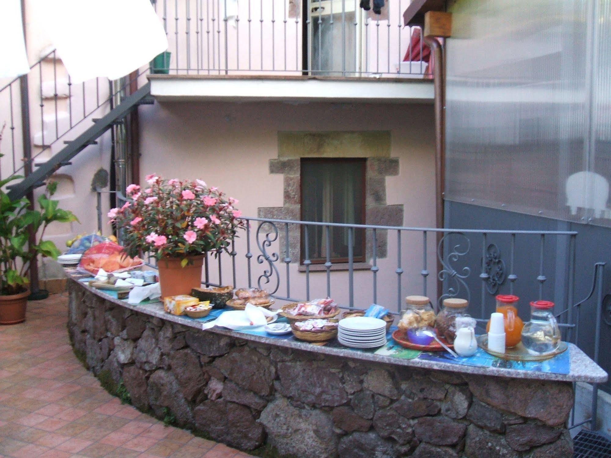 Su Cantaru Guesthouse Villanova Monteleone Buitenkant foto